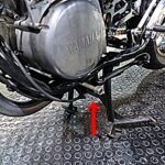 SR400 センタースタンドでフロントアップ